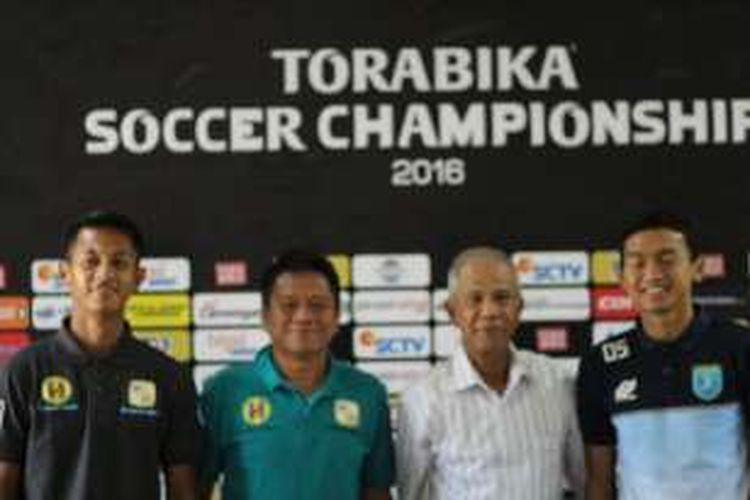 Perwakilan pemain dan pelatih kedua tim saat foto bersama, Minggu (26/6/2016).