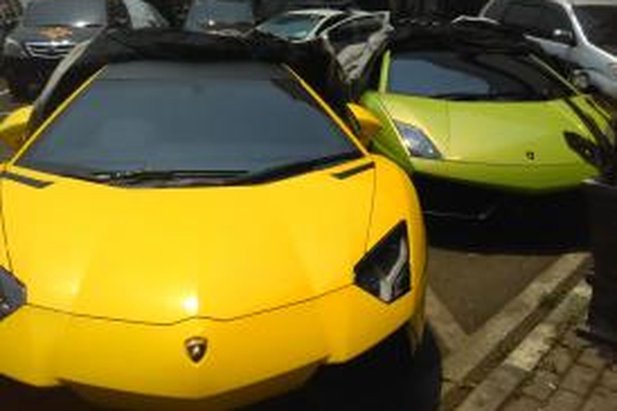 Dua buah lamborghini yang diamankan Ditlantas Polda Metro Jaya karena belum memiliki surat kendaraan resmi, Selasa (2/9/2014).