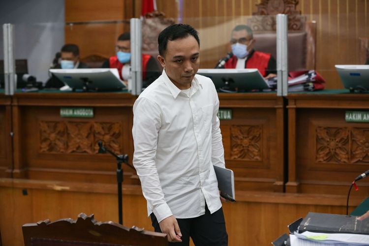 Terdakwa kasus pembunuhan berencana Brigadir Nofriansyah Yosua Hutabarat atau Brigadir J, Ricky Rizal menjalani sidang di Pengadilan Negeri Jakarta Selatan, Selasa (20/12/2022). Jaksa Penuntut Umum menghadirkan seorang saksi ahli digital forensik dari Polri, Hery Priyanto.