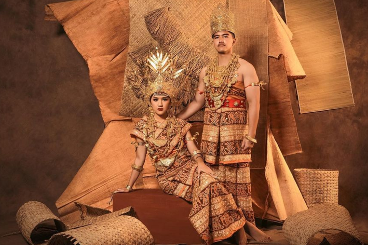 Foto prewedding Kaesang Pangarep dan Erina Gudono yang mengenakan baju adat Lampung