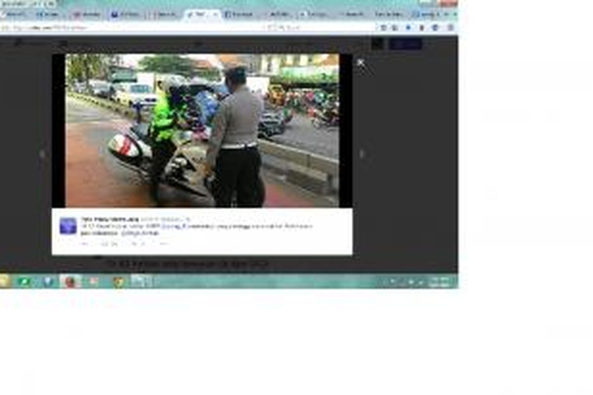 Seorang pria pengendara motor gede (moge) yang beratribut polisi ditilang di Jalan Panjang, Kebon Jeruk, Jakarta Barat, Jumat (29/5/2015).