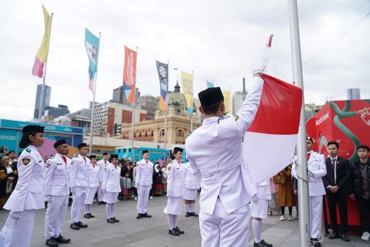 Merah Putih siap dikibarkan di Federation Square, Melbourne, saat upacara 17 Agustus 2023.