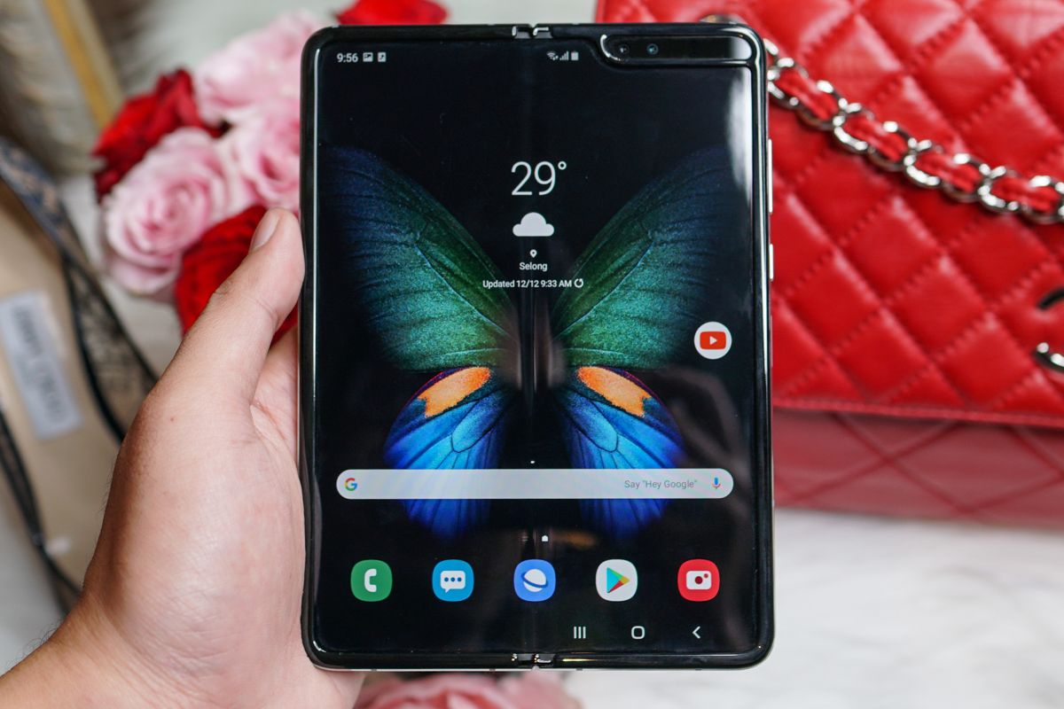 Galaxy Fold dalam mode tablet saat layar lipatnya dibentangkan. Di pojok kanan atas layar yang berdiagonal 7,3 inci ini terdapat bezel yang memuat kamera selfie ganda (10 MP dan depth sensor).