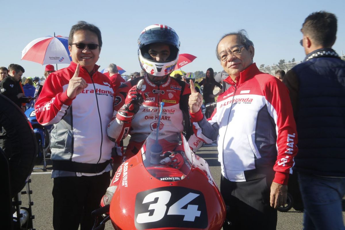 Andi Gilang bersama Presiden Direktur AHM Toshiyuki Inuma (kanan) dan Direktur Pemasaran AHM Thomas Wijaya.