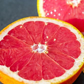 Jeruk bali atau pamelo, merupakan buah yang dianggap membawa keberuntungan di Imlek (Dok. Pixabay)