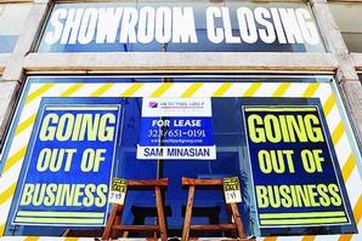 Resesi yang melanda AS dan dunia akhir-akhir ini banyak terlihat dampaknya, seperti sebuah toko di Los Angeles, Senin (6/4), yang terpaksa ditutup karena bangkrut. Meskipun demikian, warga AS optimistis Presiden Barack Obama akan mampu membawa AS menuju ke keadaan yang lebih baik. 