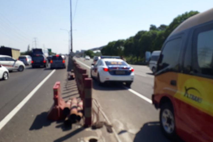 Mobil polisi mengawal kendaraan melintasi jalur contraflow di Jalan Tol Jakarta-Cikampek ke arah Jakarta.