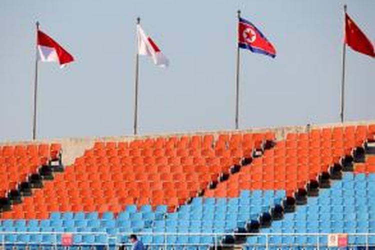 Bendera Korea Utara berkibar di salah satu stadion yang akan digunakan dalam Asian Games 2014 di Incheon, Korea Utara, bersama bendera Jepang, Indonesia dan Tiongkok.