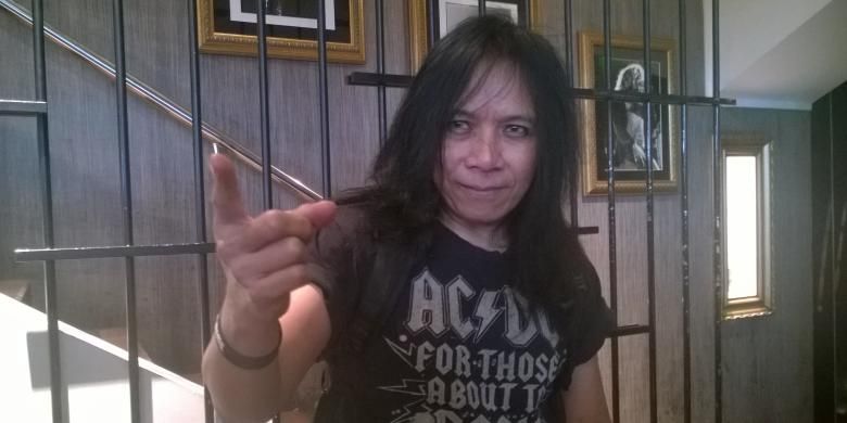Gitaris band EdanE, Eet Sjahranie, difoto sesudah jumpa pers konser Panggung Sandiwara God Bless di Hard Rock Cafe Jakarta, Pacific Place, kawasan Sudirman, Jakarta Selatan, Senin (3/8/2015).