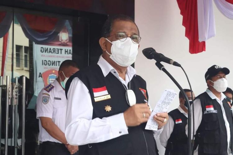 Wali Kota Ambon Richard Louhenapessy memimpin apel di halaman kantor Wali Kota Ambon, Senin (23/8/2021). 