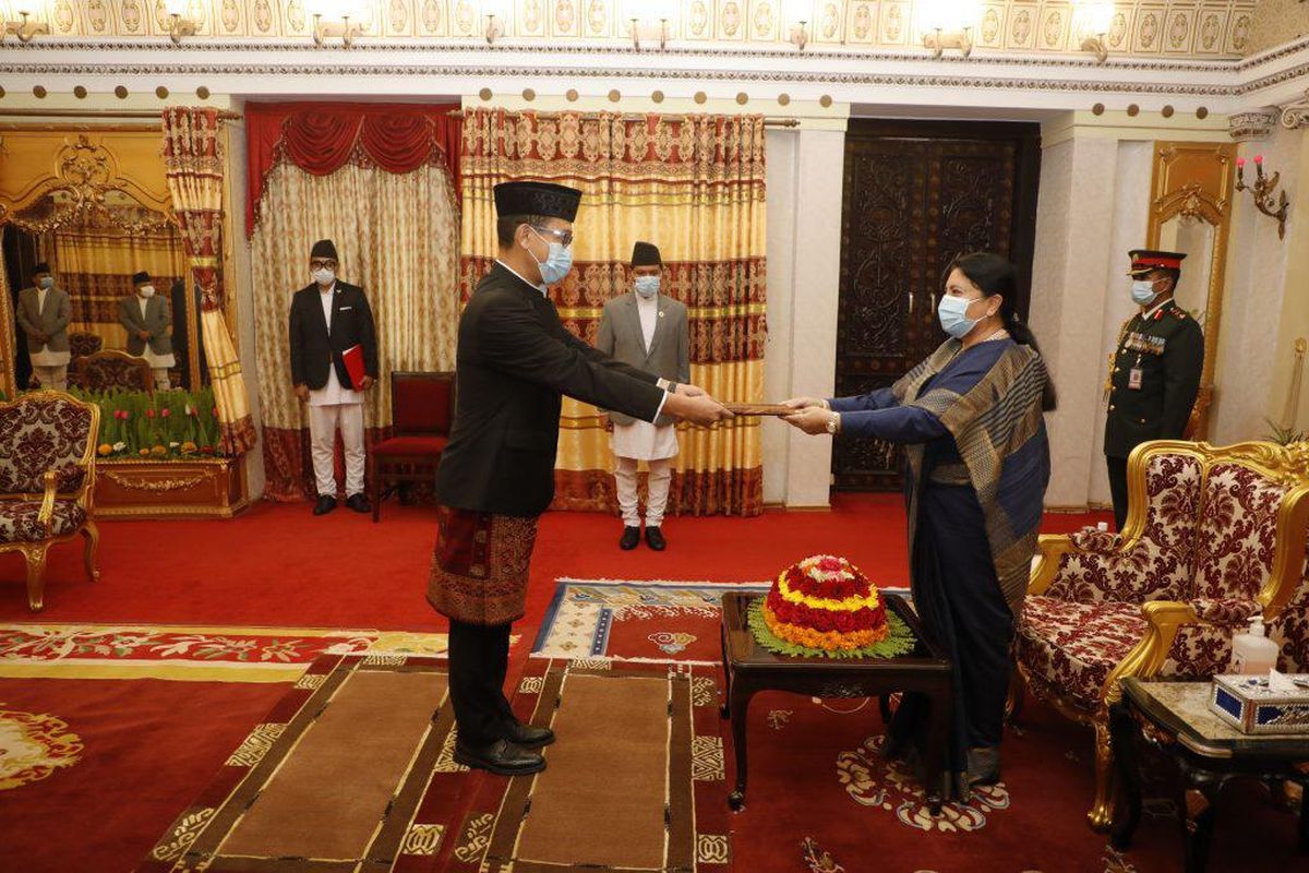Duta Besar Luar Biasa dan Berkuasa Penuh (Dubes LBBP) RI, Heru Hartanto Subolo (kiri) menyerahkan Surat-Surat Kepercayaan (Credential Letters) kepada Presiden Nepal Bidhya Devi Bhandari pada Kamis (9/6/2022).