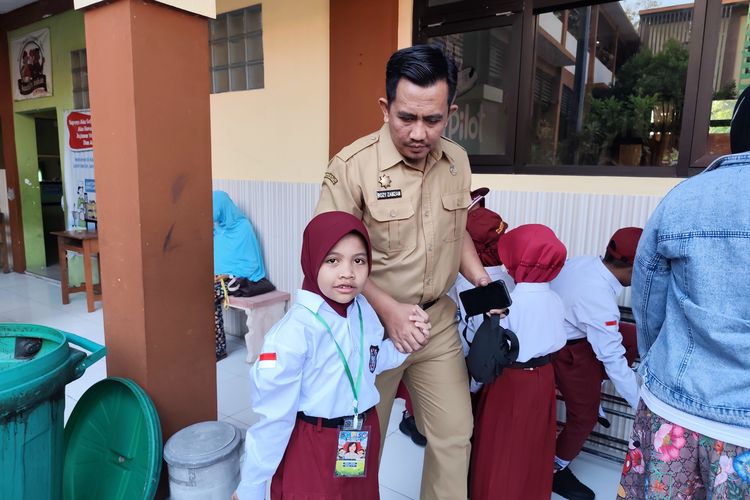 Ayah di Bangkalan: Antar Anak Sekolah Jadi Waktu Terbaik untuk Mengobrol