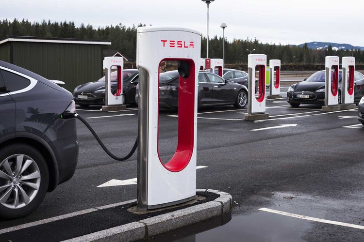 Ilustrasi charging station mobil listrik Tesla di Norwegia.