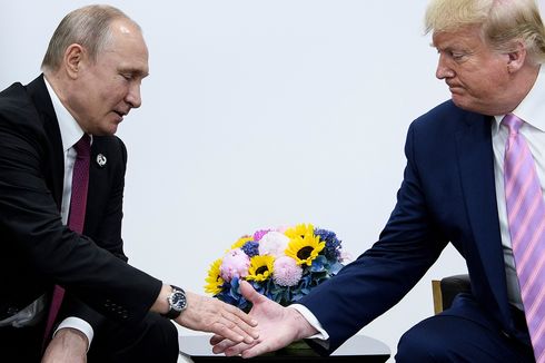 Sambil Tersenyum, Trump Minta Putin Jangan Campuri Pilpres AS