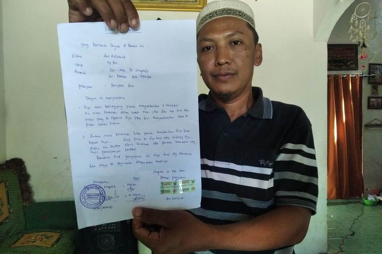 Muhtadin menunjukkan surat pernyataan yang ditadatangani AS, Rabu (29/9/2021). Dalam surat tersebut AS mengaku telah memalsukan surat kuasa penggunaan sertifikat tanah yang digandakan atas nama Nurul untuk utang piutang.
