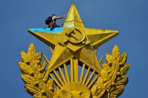 Bendera Ukraina Berkibar di Puncak Pencakar Langit Moskwa