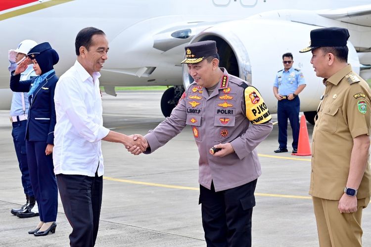 Presiden Joko Widodo disambut Kapolri Jenderal Listyo Sigit Prabowo, Pj. Gubernur Sumatra Selatan Agus Fatoni saat tiba di Bandara Sultan Mahmud Badaruddin II, Kota Palembang, Sumatera Selatan, Jumat (1/3/2024). 