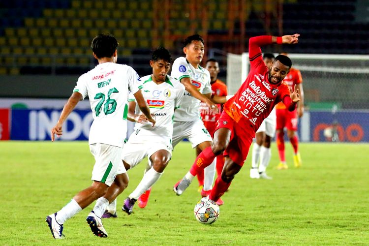 Perebutan bola dalam laga pekan ke-16 Liga 1 2022-2023 antara Bali United vs PSS Sleman di Stadion Manahan, Solo, 19 Desember 2022.