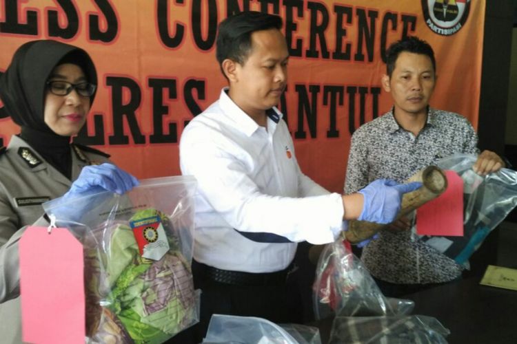 Kasat Reskrim Polres Bantul, AKP Anggaito Hadi Prabowo saat menunjukkan barang bukti kasus pembunuhan ayah oleh anaknya sendiri.