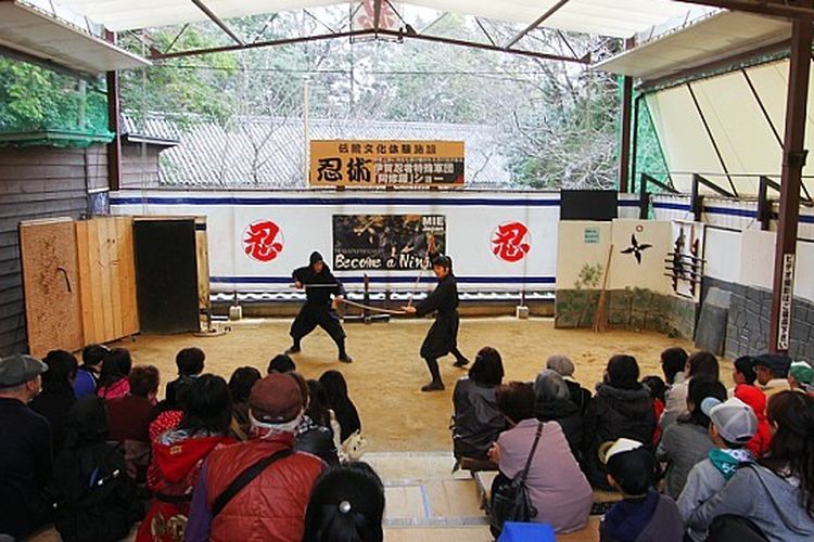 Pengunjung menikmati pertunjukkan ninja yang ada di Museum Ninja Iga, Jepang.