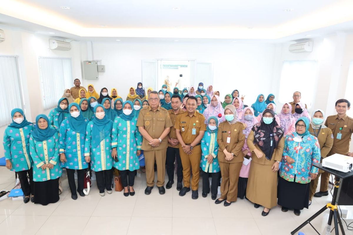 Wali Kota Tangerang Selatan Benyamin Davnie sedang berfoto bersama perwakilan para kader posyandu di Tangsel, Rabu (22/2/2023). 