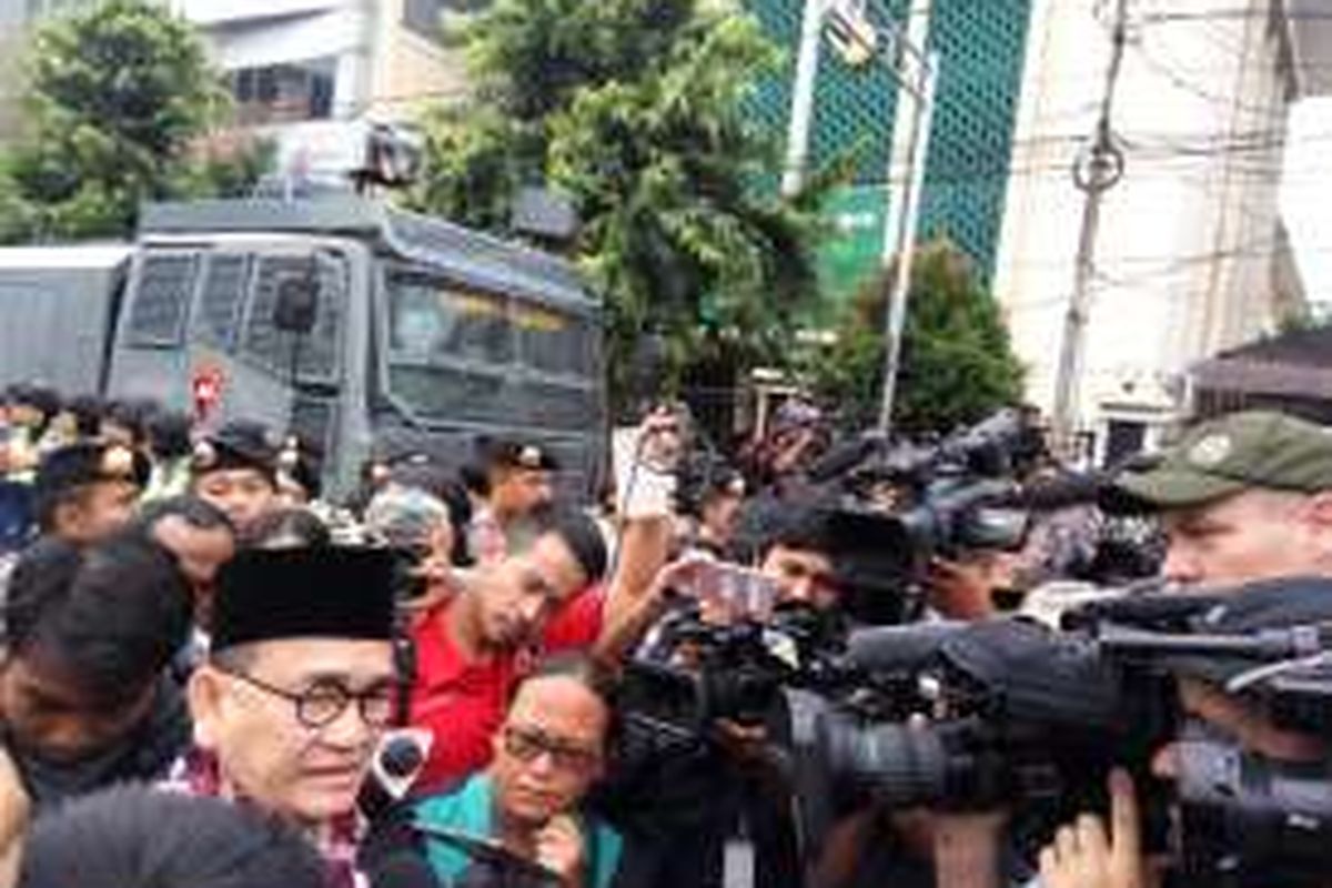 Ruhut Sitompul saat di depan gedung Pengadilan Negeri Jakarta Utara pada Selasa (13/12/2016).