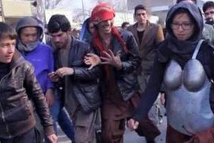Seniman perempuan Afganistan Kubra Khademi (27) mengenakan baju besi pelindung payudara lalu berjalan-jalan di pusat kota Kabul sebagai bentuk protes atas maraknya pelecehan perempuan di negeri itu.