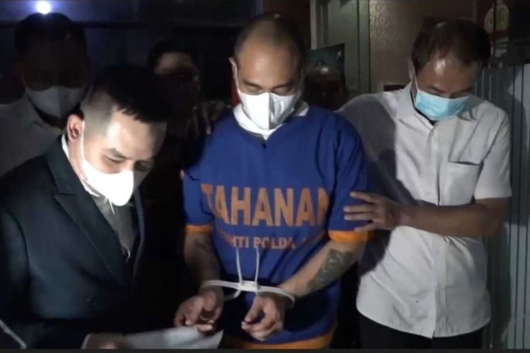 Ferry Irawan tersangka KDRT mengenakan pakaian tahanan.
