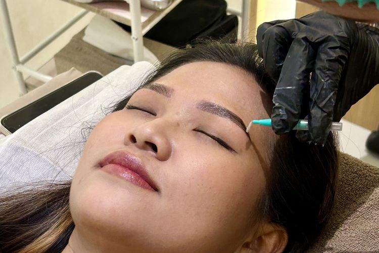 Mitos atau Fakta, Brow Bomber Bikin Alis Keriting dan Frizzy? 