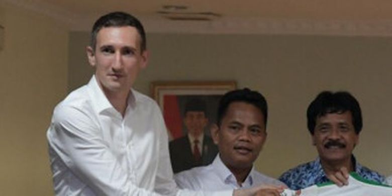 Menpora Imam Nahrawi bersama Deputi Pembudayaan Olahraga Raden Isnanta, Deputi Peningkatan Prestasi Olahraga Mulyana dan Asdep Pengelolaan Pembinan Sentra dan SKO Teguh Raharjo menerima audiensi Agen Egy Maulana Vikri, Dusan Bogdanovic dan Ayah angkat Egy, Subagja Suihan di ruang rapat lantai 10, Kemenpora, Senin (19/3) malam. 