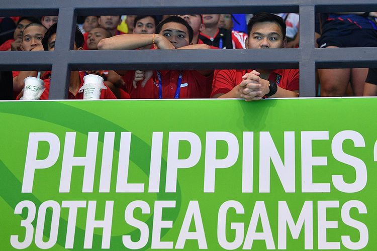 Pemain Timnas polo air putra Indonesia melihat pertandingan antara Timnas polo air putra Singapura melawan Filipina dalam SEA Games 2019 di New Clark City Aquatic Center, Filipina (29/11/2019). Indonesia dipastikan meraih medali emas pertama SEA Games 2019 setelah Timnas polo air putra berhasil menduduki puncak klasemen dengan mengalahkan Malaysia 14-7 dan Singapura bermain imbang melawan Filipina dengan skor 6-6.