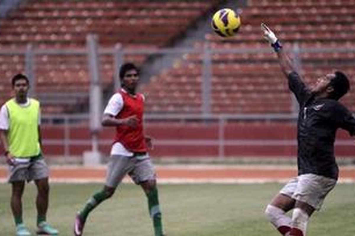 Kiper tim nasional Indonesia, Samsidar berusaha melakukan penyelamatan saat melakukan latihan di Stadion Utama Gelora Bung Karno, Senayan, Jakarta Selatan, Selasa (30/10/2012). 