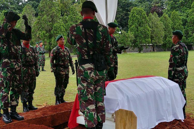 Mantan Pimpinan KPK Sjahruddin Rasul dimakamkan di Taman Makam Pahlawan di Kalibata, Jakarta, Sabtu (23/12/2017).