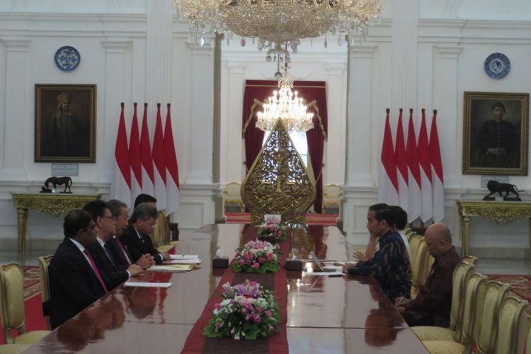 Presiden Joko Widodo menerima kunjungan Menlu Malaysia di Istana Merdeka, Jakarta, Jumat (11/8/2017).