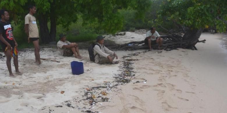 Pulau Ontoloe di Taman Wisata Alam 17 Pulau Riung, Kecamatan Riung, Kabupaten Ngada, Pulau Flores, Nusa Tenggara Timur, terkenal dengan pasir putihnya.