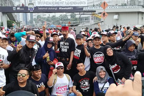 Sejumlah Warga Berkaus dan Topi #2019GantiPresiden Ramaikan CFD Jakarta
