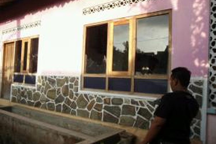 Salah satu rumah di Dusun Ponalan Desa Tamanagung Kecamatan Muntilan Kabupaten Magelang yang menjadi sasaran massa. Kaca jendela rumah tampak pecah akibat dilempari batu, Minggu (25/8/2013).
