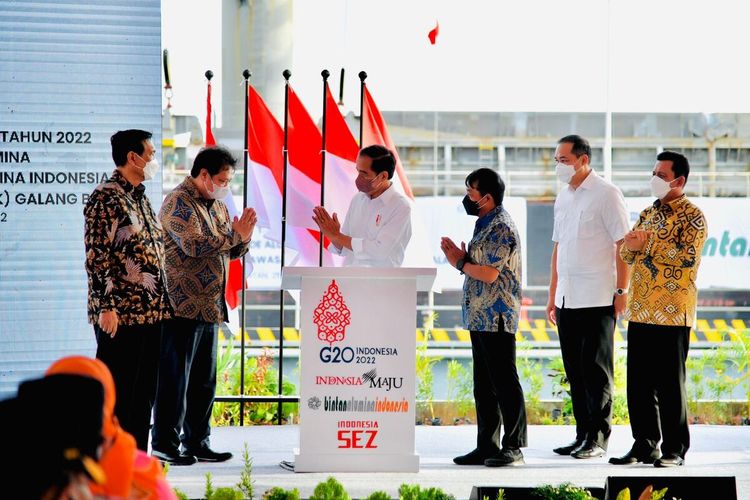 Presiden Republik Indonesia Joko Widodo melepas ekspor perdana smelter grade alumina (SGA) hasil produksi PT Bintan Alumina Indonesia (BAI) di Kawasan Ekonomi Khusus (KEK) Galang Batang, Bintan, Kepulauan Riau (Kepri) Selasa (25/1/2022).