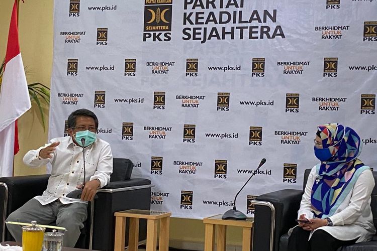 Presiden PKS Muhammad Sohibul Iman saat berbincang dengan bakal calon Wali Kota Tangsel Siti Nur Azizah
