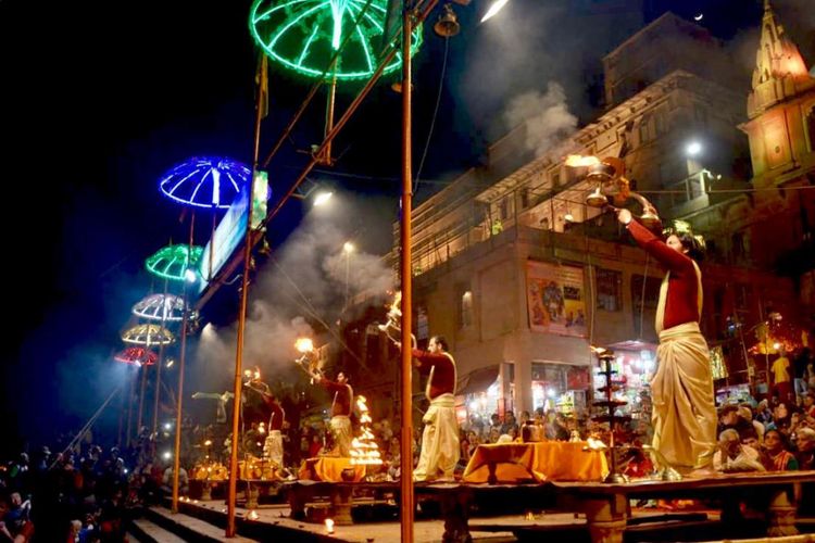 
Festival Ganga Puja di Varanasi, daerah pemilihan Narendara Modi, hanya tiga jam perjalanan ke timur Allahabad.
