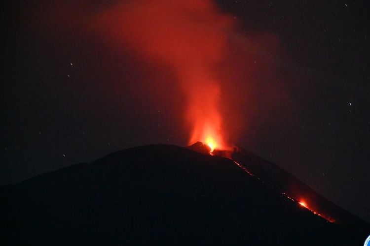 Visual Gunung Ile Lewotolok pada Selasa (5/3/2024) malam