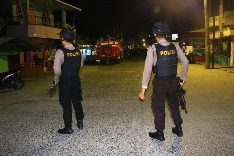 Personel kepolisian berjaga di lokasi terjadinya ledakan yang diduga bom saat penggerebekan terduga teroris di kawasan Jalan KH Ahmad Dahlan, Pancuran Bambu, Sibolga Sambas, Kota Siboga, Sumatera Utara, Selasa (12/3/2019). Ledakan diduga terkait pengangkapan terduga pelaku terorisme berinisial Hu alias AH di Sibolga, Sumut oleh Densus 88 Mabes Polri. 