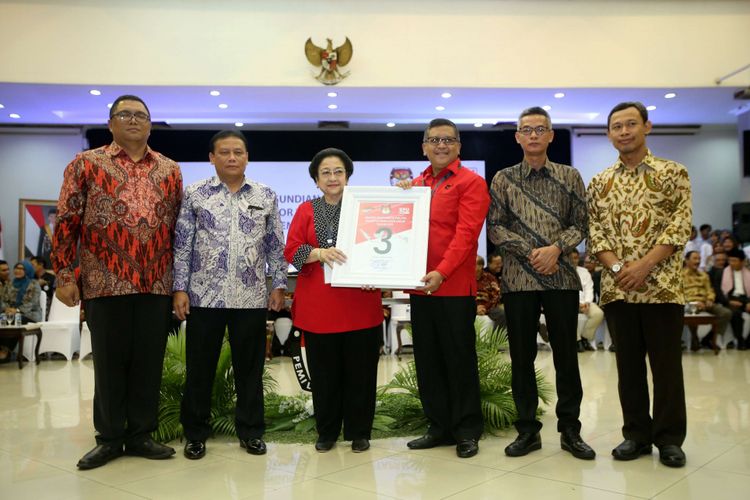 Ketua Umum Partai Demokrasi Indonesia Perjuangan (PDI-P) Megawati Soekarnoputri dan Sekjen Partai Demokrasi Indonesia Perjuangan (PDI-P), Hasto Kristianto menunjukkan nomor urut 3 saat Pengambilan Nomor Urut Partai Politik untuk Pemilu 2019 di Gedung Komisi Pemilihan Umum (KPU), Minggu (18/2/2018). Empatbelas partai politik (parpol) nasional dan empat partai politik lokal Aceh lolos verifikasi faktual untuk mengikuti Pemilu 2019.