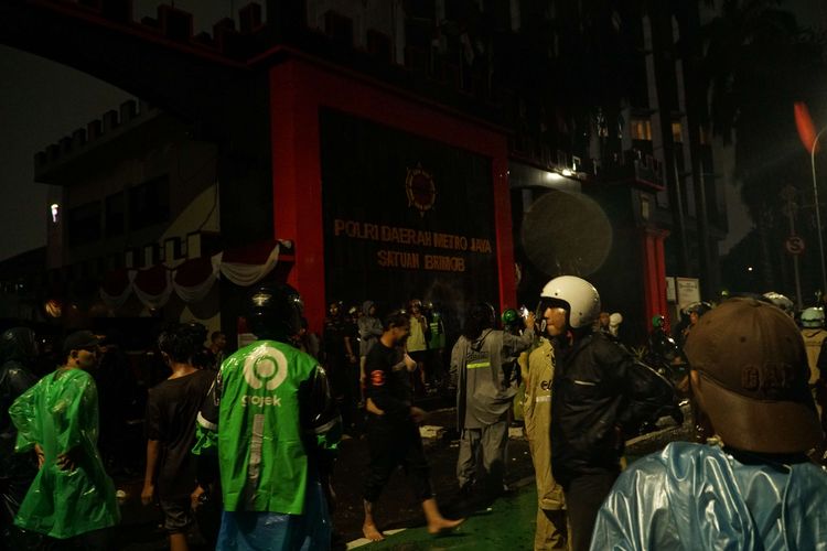 Pengunjuk rasa berkumpul di sekitar Mako Brimob Kwitang, Jakarta, Jumat (29/8/2025). Massa menggeruduk Mako Brimob Kwitang menyusul peristiwa meninggalnya pengemudi ojek online (ojol) karena terlindas kendaraan taktis saat demonstrasi di depan DPR-RI pada Kamis, 28 Agustus.
