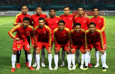 Tim sepak bola Indonesia foto bersama sebelum melawan tim sepak bola Laos pada penyisihan Grup A Asian Games 2018 Indonesia stadion Patriot Bekasi, Jumat (17/08/2018).