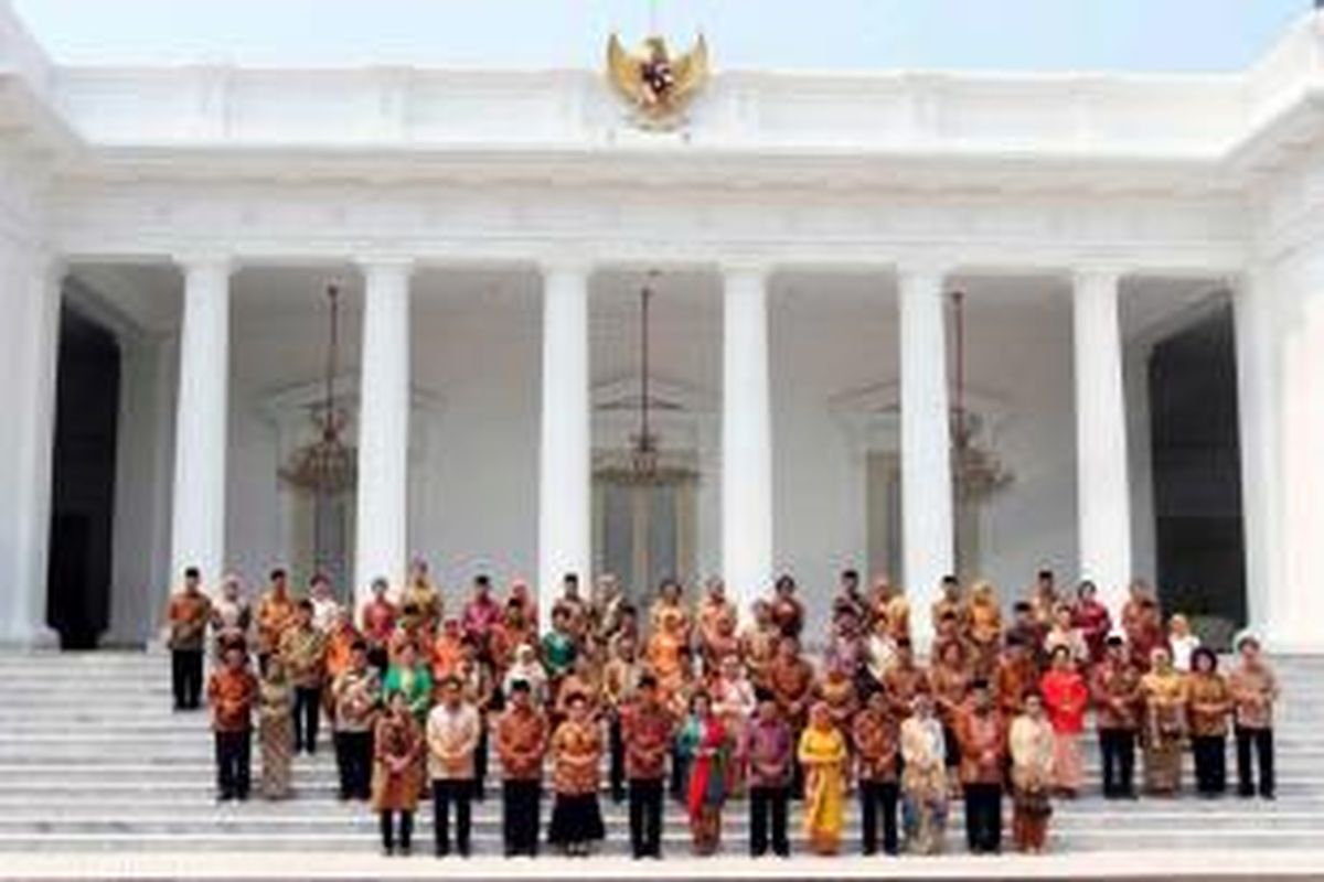 Presiden Joko Widodo (Jokowi) bersama Wakil Presiden Jusuf Kalla (JK) berfoto bersama anggota Kabinet Kerja dan istri di Istana Merdeka, Jakarta, Senin (27/10/2014). Para menteri yang memperkuat Kabinet Kerja pemerintahan Jokowi-JK secara resmi dilantik.