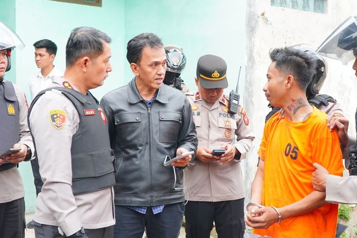 Kapolresta Bandung Kombes Pol Aldi Subartono menggeledah beberapa lokasi yang diduga menjadi tempat persembunyian pelaku penganiayaan hingga tewas seorang juru prakir di Kecamatan Ciamaung, Kabupaten Bandung, Jawa Barat pada Minggu petang