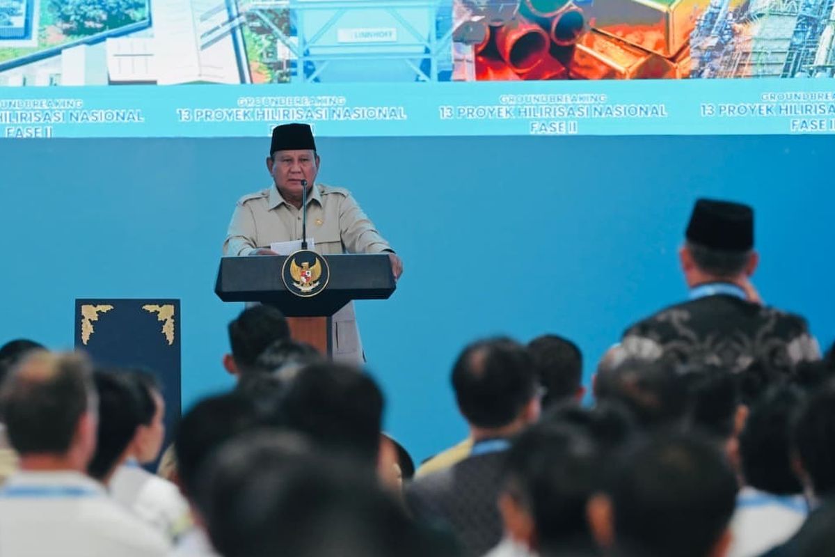 Presiden Prabowo Subianto melakukan groundbreaking proyek hilirisasi nasional tahap II di Refinery Unit IV Cilacap, Jawa Tengah (Jateng) pada Rabu (29/4/2026). 
