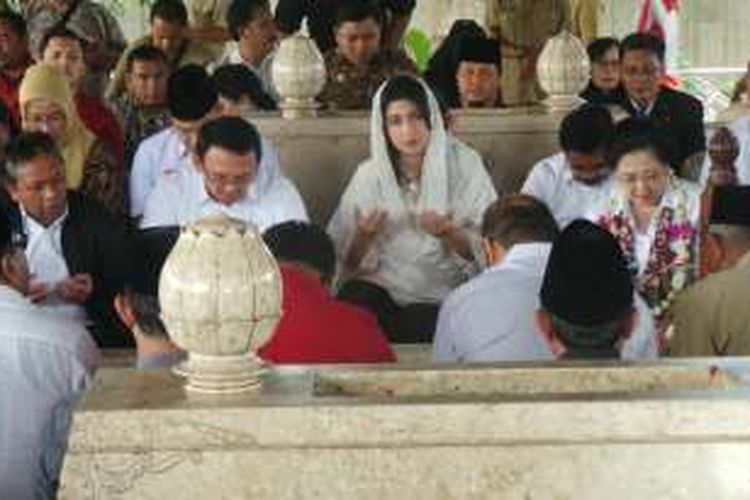 Ketua Umum PDI-P Megawati Soekarnoputri ditemani sejumlah kepala daerah dan pengurus PDI-P ziarah ke makam Bung Karno, di Blitar, Senin (10/10/2016).