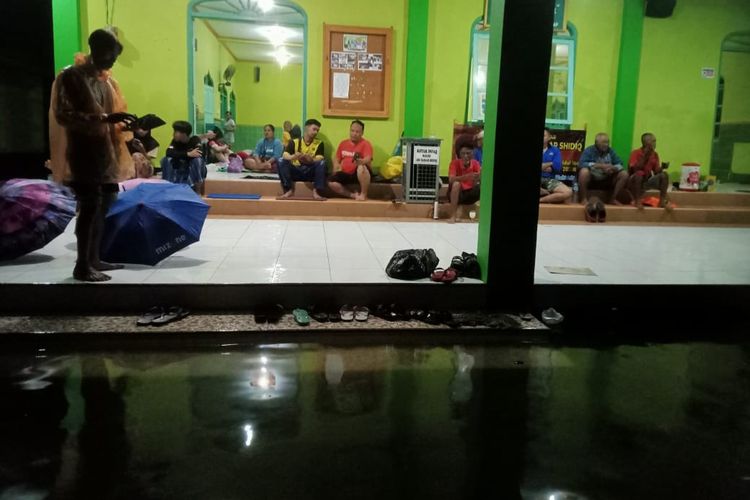Warga mengungsi di musala akibat banjir melanda delapan kelurahan di Cilacap, Jawa Tengah, Kamis (27/4/2023) malam.